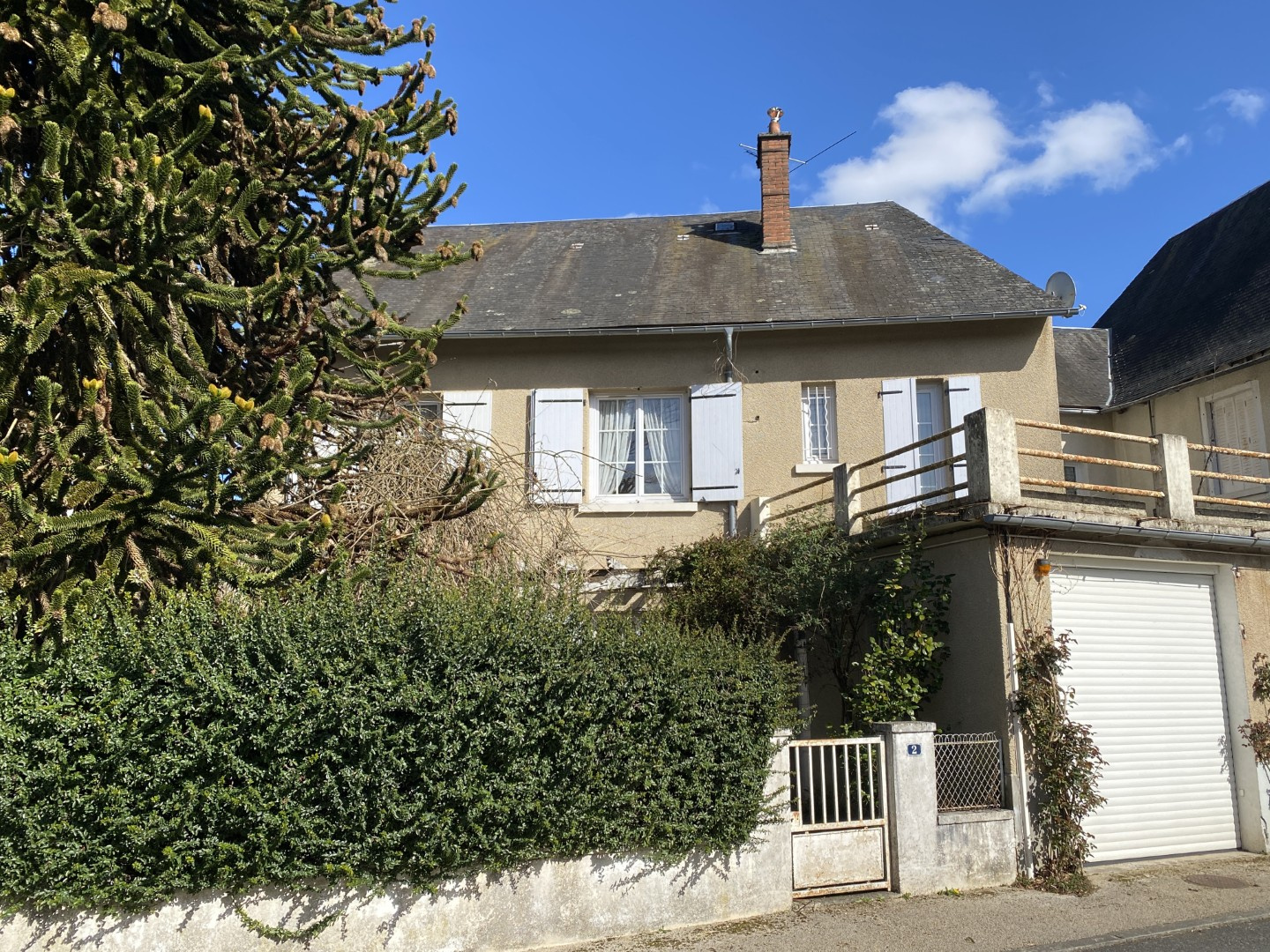 GRANDE MAISON FAMILIALE PROCHE DU CHATEAU