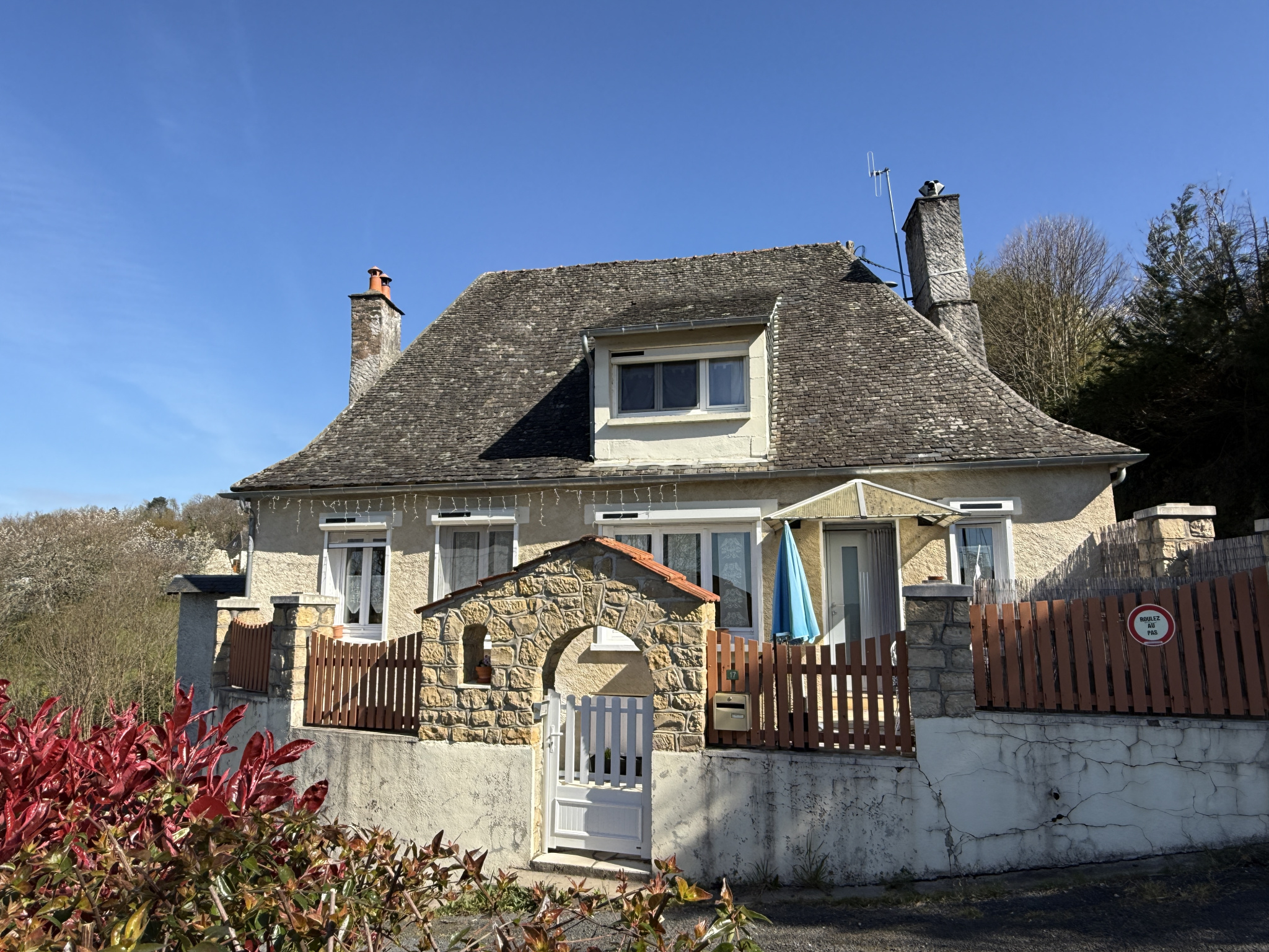 MAISON DE VILLAGE AVEC GARAGE ET JARDIN