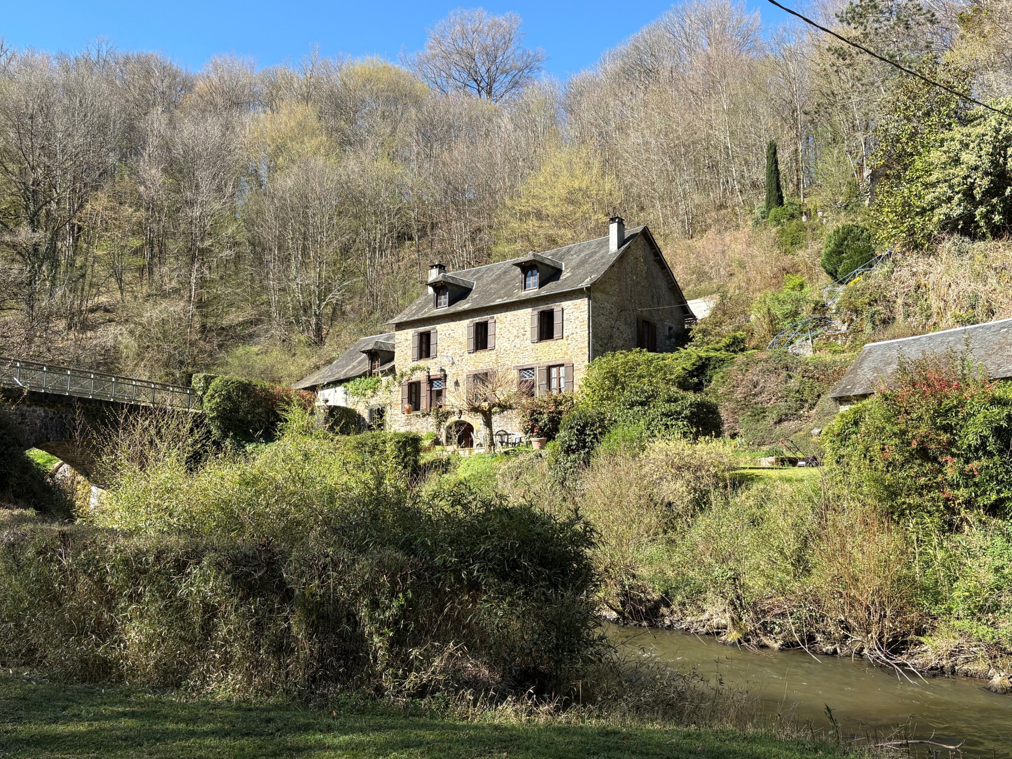 Magnifique maison en pierres aux bordes d'une rivière
