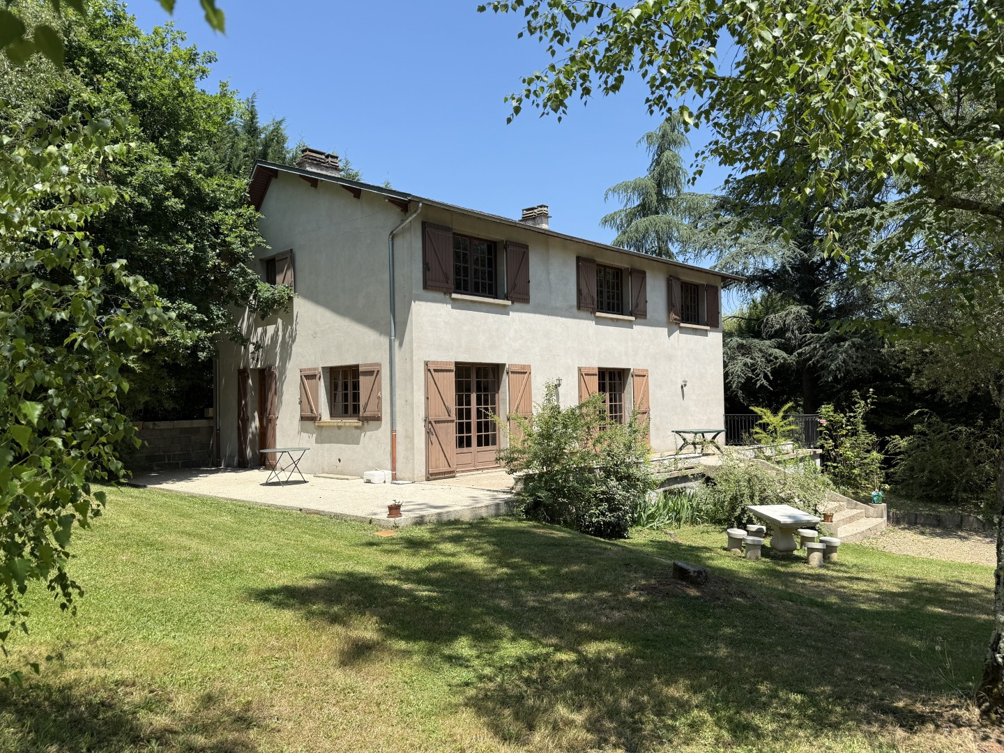 PROPRIETE AVEC GRAND PARC PROCHE OBJAT